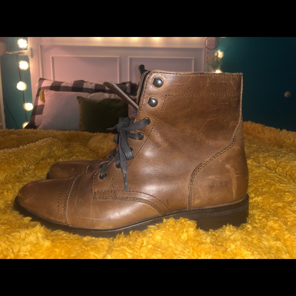 Great “natural” brown Thursday military boots
